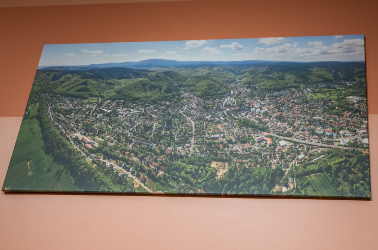Ein Bild von der Fotoausstellung an der Rolltreppe.