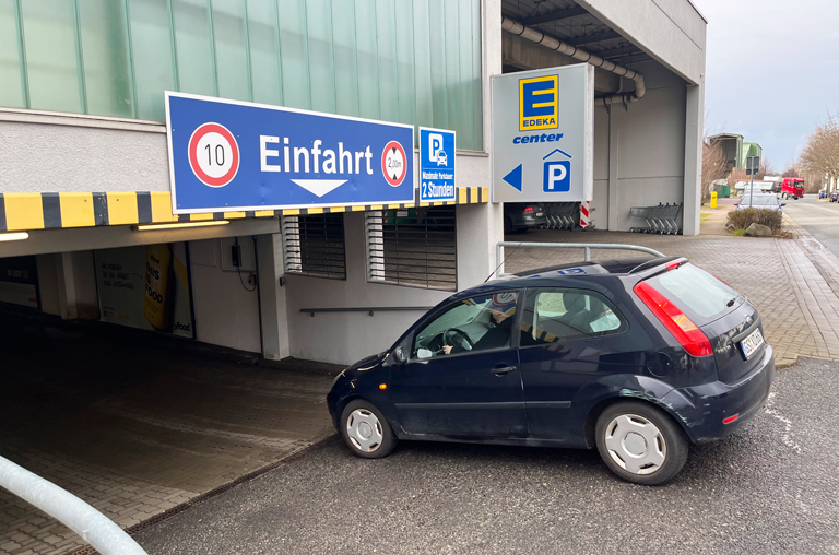 Parkhaus im E-Center Lunze: einfach reinfahren und 2 Stunden parken.