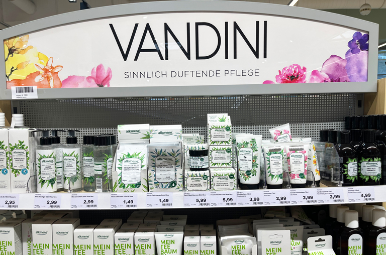 Gondelkopf mit Pflegeproduktenvon drei Marken